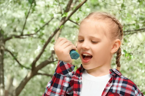 Little Girl Using Inhaler Blooming Tree Allergy Concept — Stock Photo, Image