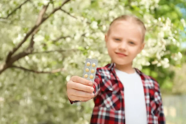 Petite Fille Avec Des Pilules Près Arbre Fleurs Concept Allergie — Photo