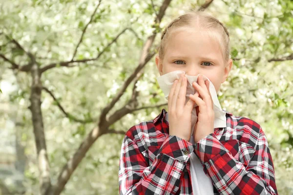 Niña Con Limpiaparabrisas Cerca Del Árbol Floreciente Concepto Alergia —  Fotos de Stock