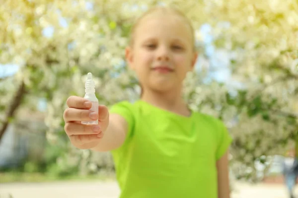 Little Girl Eye Drops Blooming Tree Allergy Concept — Stock Photo, Image