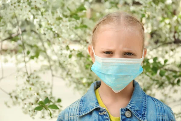Gadis Kecil Bertopeng Pelindung Dekat Pohon Yang Mekar Konsep Alergi — Stok Foto