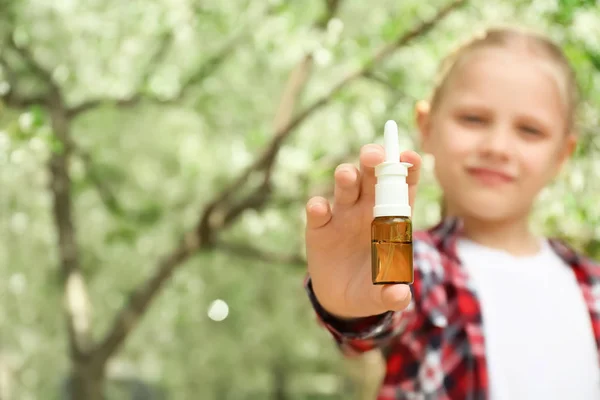 Kleines Mädchen Mit Nasentropfen Der Nähe Eines Blühenden Baumes Allergiekonzept — Stockfoto