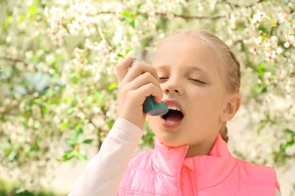 Little Girl Using Inhaler Blooming Tree Allergy Concept — Stock Photo, Image