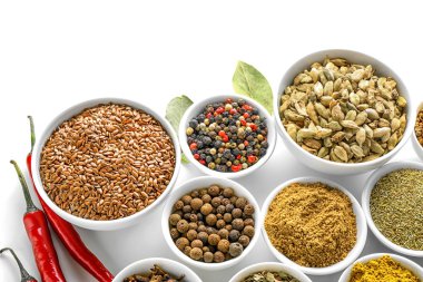 Beyaz arka plan üzerinde çeşitli baharatlar ile kase