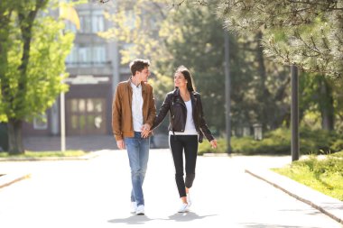 Mutlu genç çift birlikte şehir Park'ta yürüyordunuz