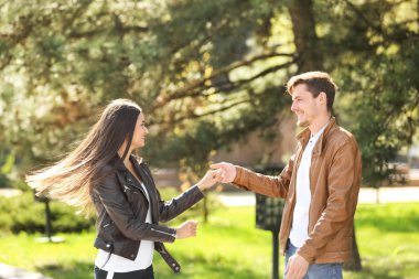 Mutlu genç çift Park'ta dans