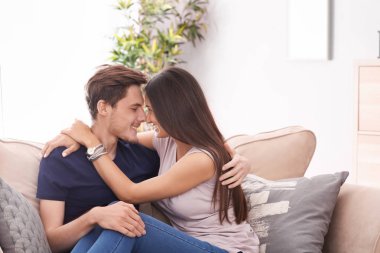 Mutlu genç çift kanepede evde istirahat