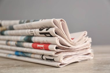 Tablo üzerinde çeşitli Gazeteler yığını