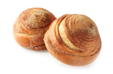 Beyaz arka plan üzerinde tatlı tarçınlı çörek