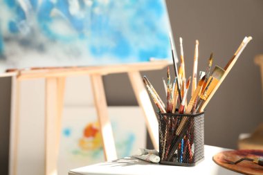 Fırçalar sanatçının atölyesinde tablo ayarlama