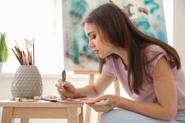 Genç kadın sanatçı Studio çalışma