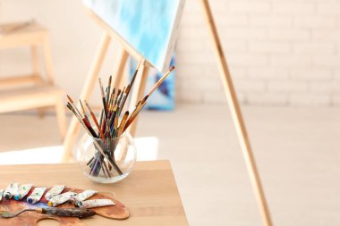 Fırçalar ve boya tablo sanatçının atölyesinde kümesi