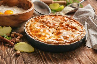 Tahta masada ev yapımı elmalı turta.