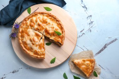 Ahşap tahta masada lezzetli ev yapımı elma pasta ile