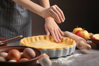 Elmalı turta masada hazırlama kadın