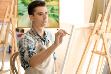 Ressamlar okulda sınıflar sırasında sırasında erkek öğrenci