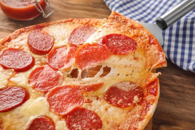 Spatula ile lezzetli biberli pizza parçası alarak