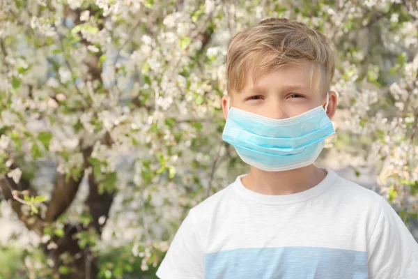 Niño Pequeño Con Máscara Protectora Cerca Árbol Floreciente Concepto Alergia —  Fotos de Stock