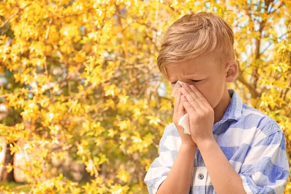 Niño Con Limpiaparabrisas Cerca Árbol Floreciente Concepto Alergia —  Fotos de Stock