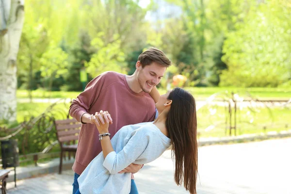 Feliz Pareja Joven Bailando Parque — Foto de Stock