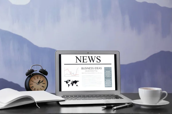 Workplace Laptop News Screen — Stock Photo, Image