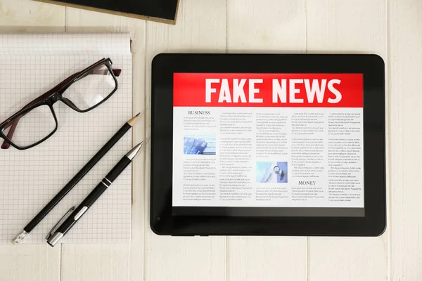 Fake News Displayed Tablet Computer Screen Wooden Background — Stock Photo, Image