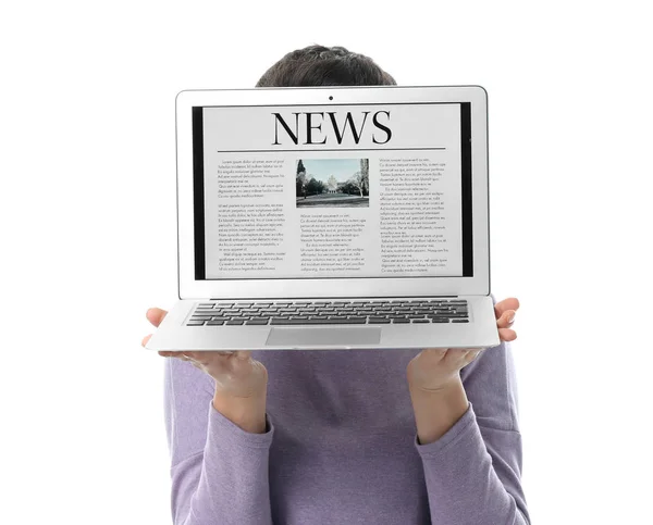 Γυναίκα Που Κρατά Laptop Ειδήσεις Στην Οθόνη Λευκό Φόντο — Φωτογραφία Αρχείου