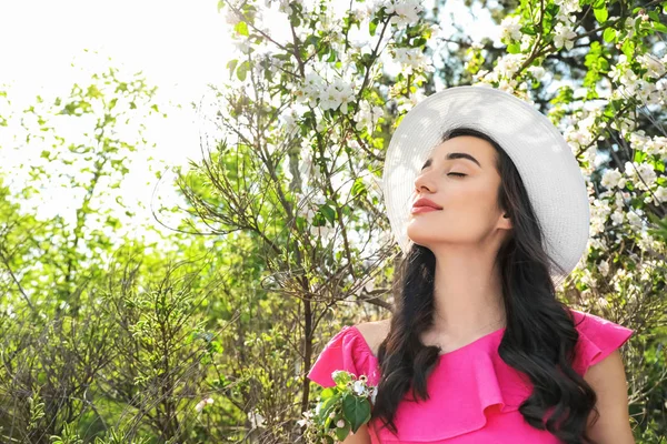 Güneşli Bahar Gününde Çiçek Açması Tree Yakınındaki Güzel Genç Kadın — Stok fotoğraf