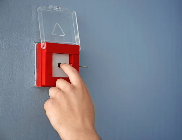 Hombre Joven Utilizando Sistema Alarma Incendios Interiores —  Fotos de Stock