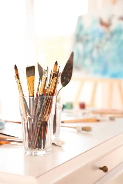 艺术家车间桌上的画笔和喷漆工具套装 — 图库照片