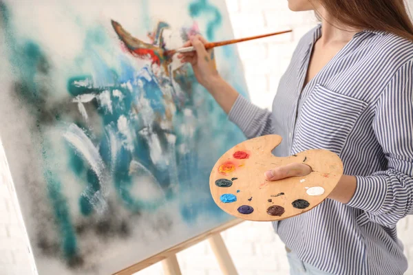 Young Female Artist Painting Picture Workshop — Stock Photo, Image