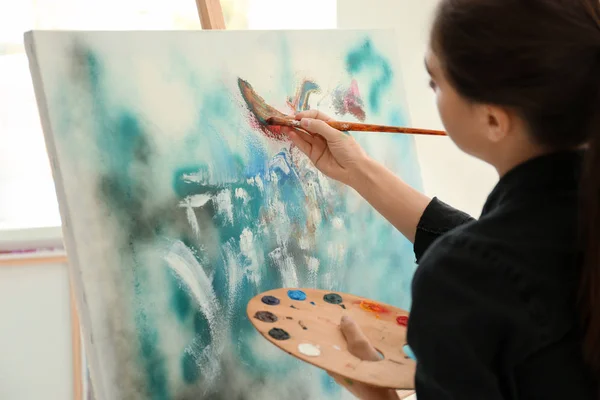 Female Artist Painting Picture Workshop — Stock Photo, Image