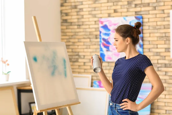 Artista Femenina Esperando Inspiración Taller — Foto de Stock