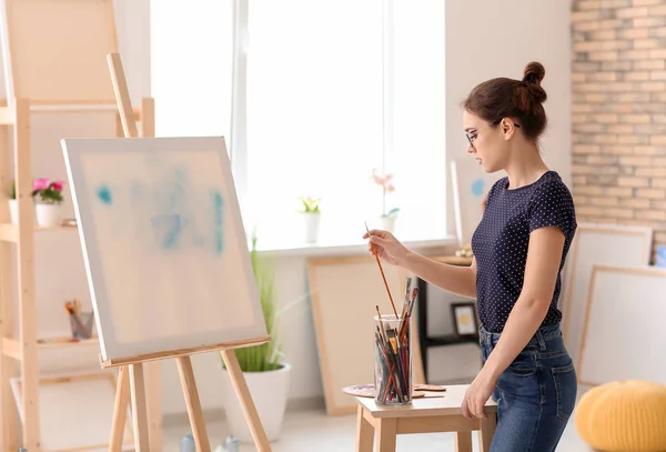 Female Artist Choosing Brush Workshop — Stock Photo, Image