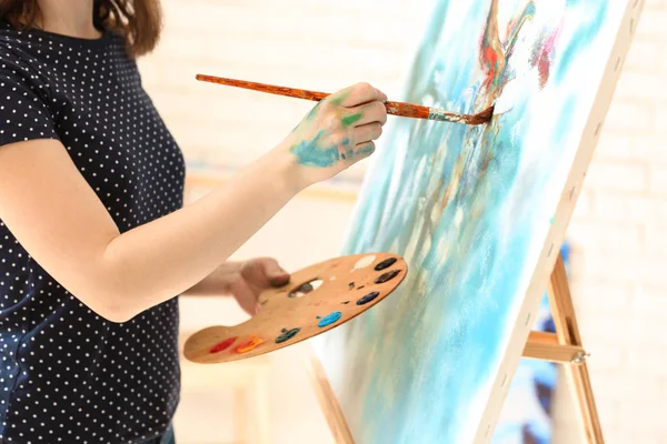 Female Artist Painting Picture Workshop — Stock Photo, Image