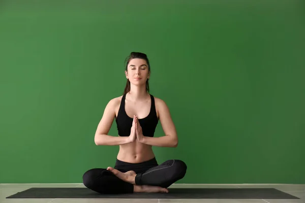 Ung Kvinna Utövar Yoga Nära Färg Vägg — Stockfoto