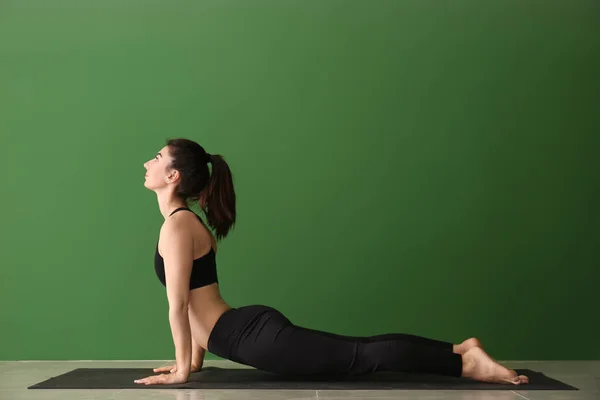 Mujer Joven Practicando Yoga Cerca Pared Color — Foto de Stock