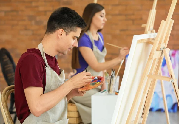 Estudiante Masculino Durante Las Clases Escuela Pintores —  Fotos de Stock
