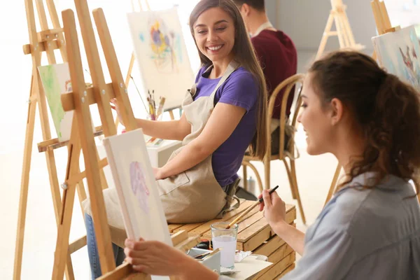 Hermosos Estudiantes Durante Las Clases Escuela Pintores —  Fotos de Stock