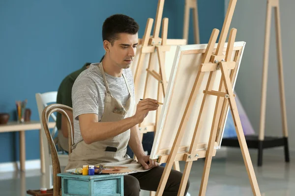 Étudiant Masculin Pendant Les Cours École Des Peintres — Photo