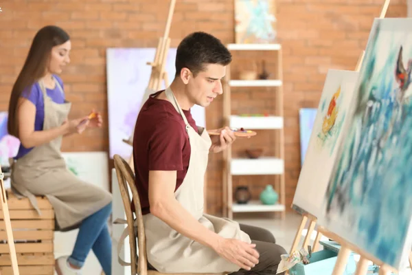 Estudante Masculino Durante Aulas Escola Pintores — Fotografia de Stock