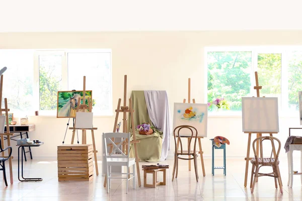 Wnętrze Pracowni Artysty Przygotowana Dla Malarstwa — Zdjęcie stockowe