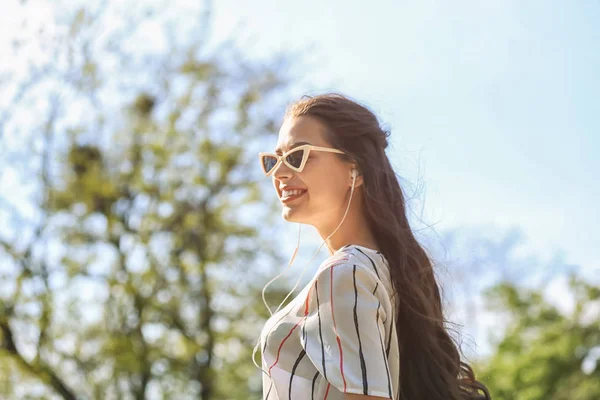 Beautiful Young Woman Listening Music While Walking Park — Stock Photo, Image