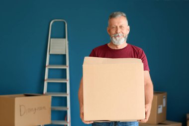 Yeni evde kutusu hareket ile olgun adam