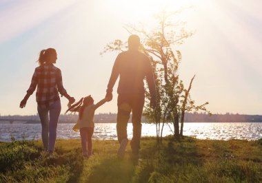 Mutlu aile bahar gününde Nehri yakınında