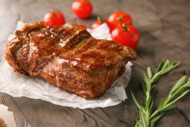 Dokulu arka plan üzerinde lezzetli ızgara biftek