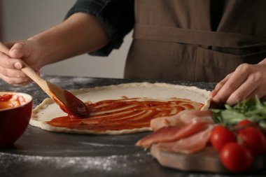 Mutfak masasında pizza hazırlama kadın