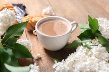 Güzel çiçek açması Lila ile kahve masada