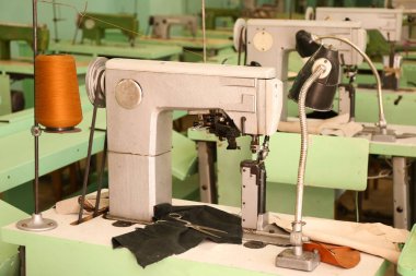 Deri atölyesinde dikiş makinesi