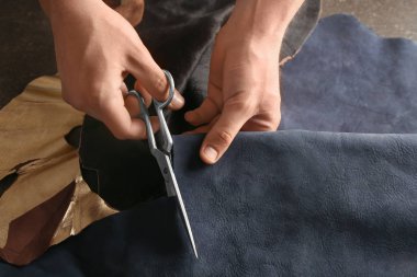 Adam kesme deri atölyesinde